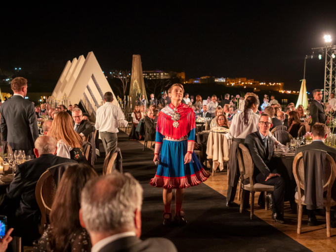 the Sami artist ISÁK (Ella Marie Hætta Isaksen) performed during the friendship dinner, emphasizing the similarities between Sami and Beduin culture. Photo: Heiko Junge / NTB